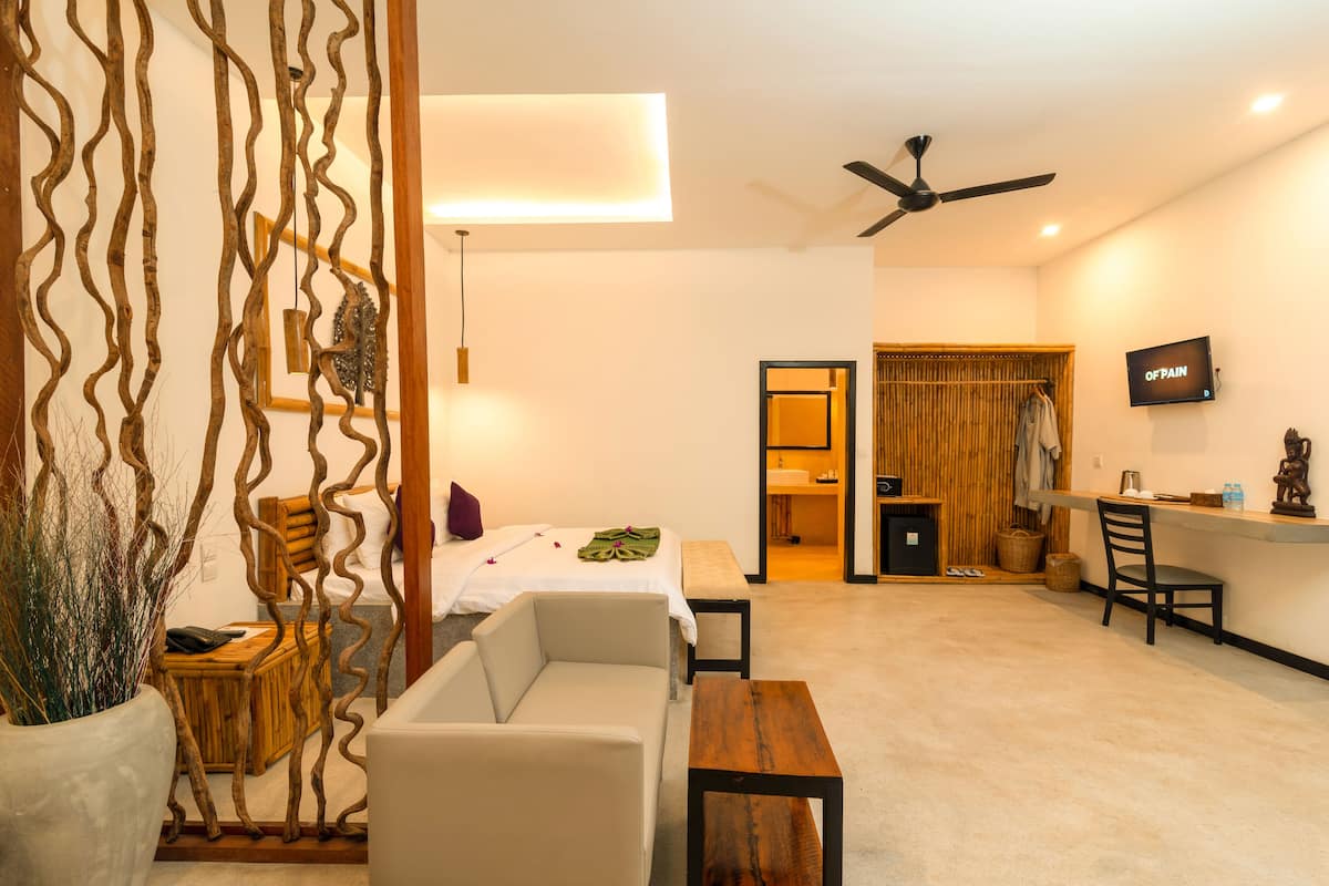 Bộ đồ giường cao cấp, minibar với thức ăn, đồ uống miễn phí 