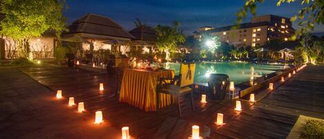Piscine extérieure, parasols de plage, chaises longues