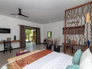 Premium bedding, free minibar items, in-room safe, desk - Asarita Angkor Resort & Spa (Siem Reap)