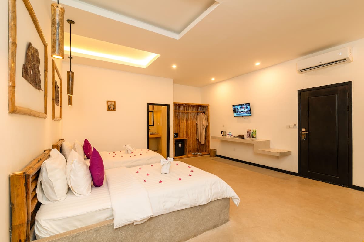 Bộ đồ giường cao cấp, minibar với thức ăn, đồ uống miễn phí 