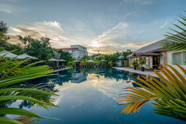 Una piscina al aire libre (de 08:00 a 21:00), sombrillas, tumbonas