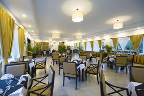 Se sirven desayunos y cocina internacional (con vistas a la piscina) 