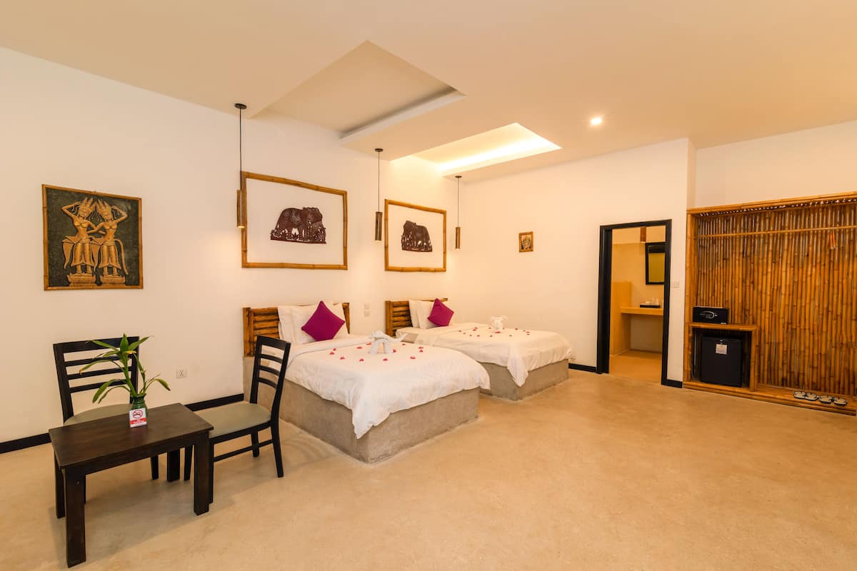 Bộ đồ giường cao cấp, minibar với thức ăn, đồ uống miễn phí 