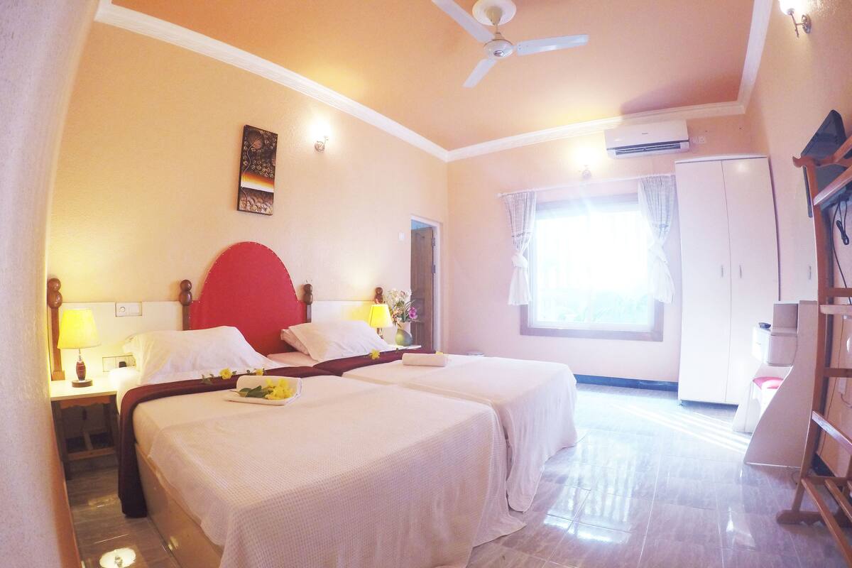 Premium bedding, rollaway beds, free WiFi