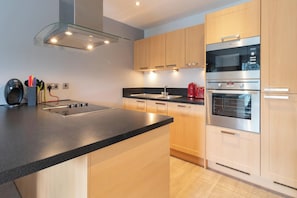 Appartement Classique, 1 trÚs grand lit, balcon | Cuisine privée | Grand réfrigérateur, micro-ondes, four, plaque de cuisson