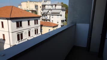 Vierbettzimmer, Gemeinschaftsbad | Terrasse/Patio