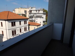 Vierbettzimmer, Gemeinschaftsbad | Terrasse/Patio