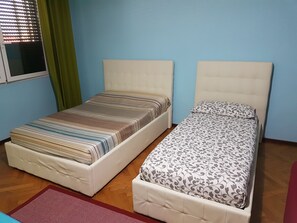 Habitació quàdruple, bany compartit | Roba de llit d'alta qualitat i decoració individual 