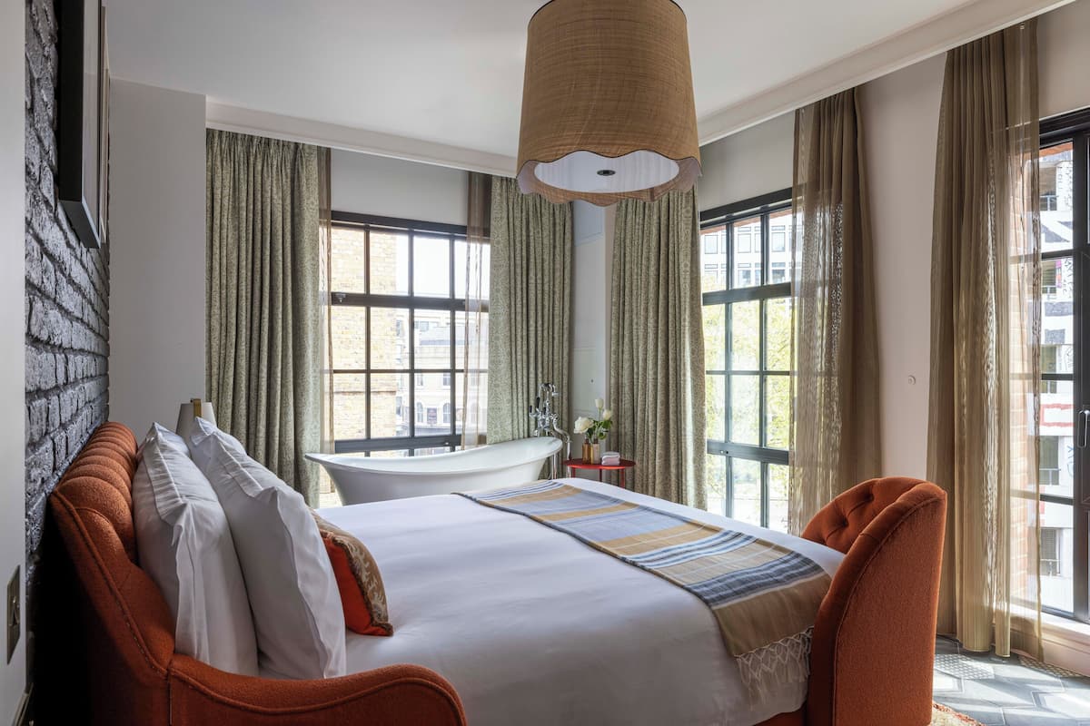 Suite – deluxe, 1 soverom (Chamber) | Sengetøy av topp kvalitet, minibar, safe på rommet og skrivebord