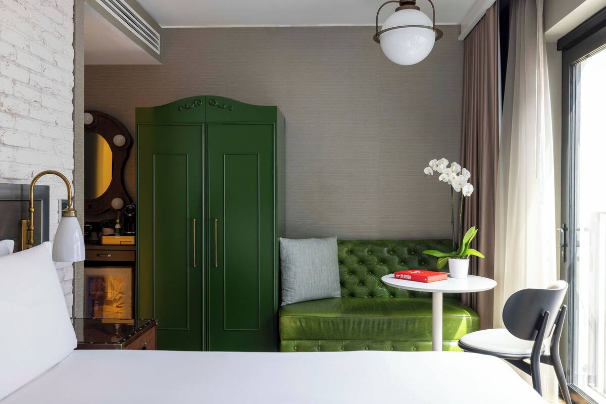 Sengetøy av topp kvalitet, minibar, safe på rommet og skrivebord