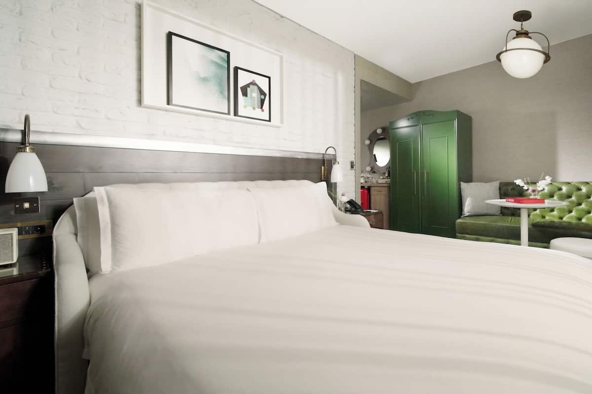 Camera, 1 letto king (Chamber King) | Biancheria da letto di alta qualità, minibar, una cassaforte in camera