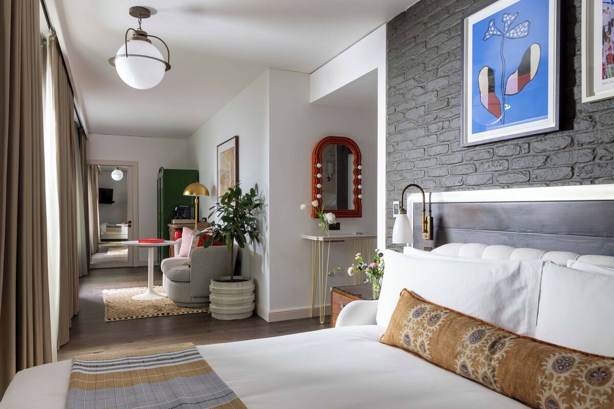 Sengetøy av topp kvalitet, minibar, safe på rommet og skrivebord