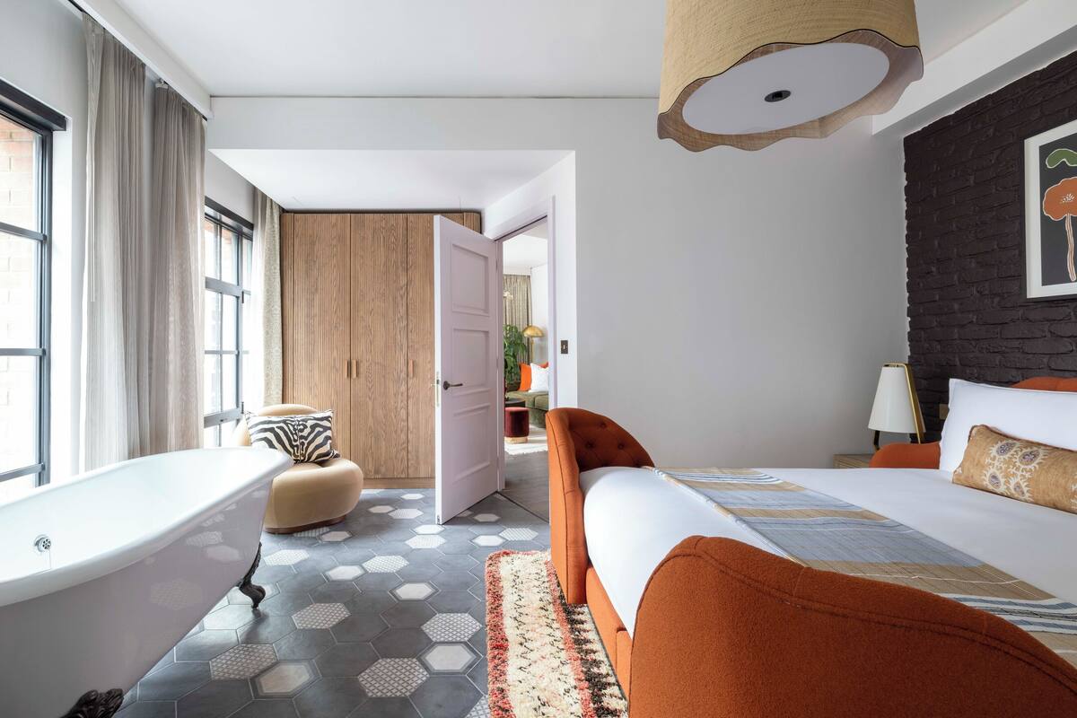 Sengetøy av topp kvalitet, minibar, safe på rommet og skrivebord