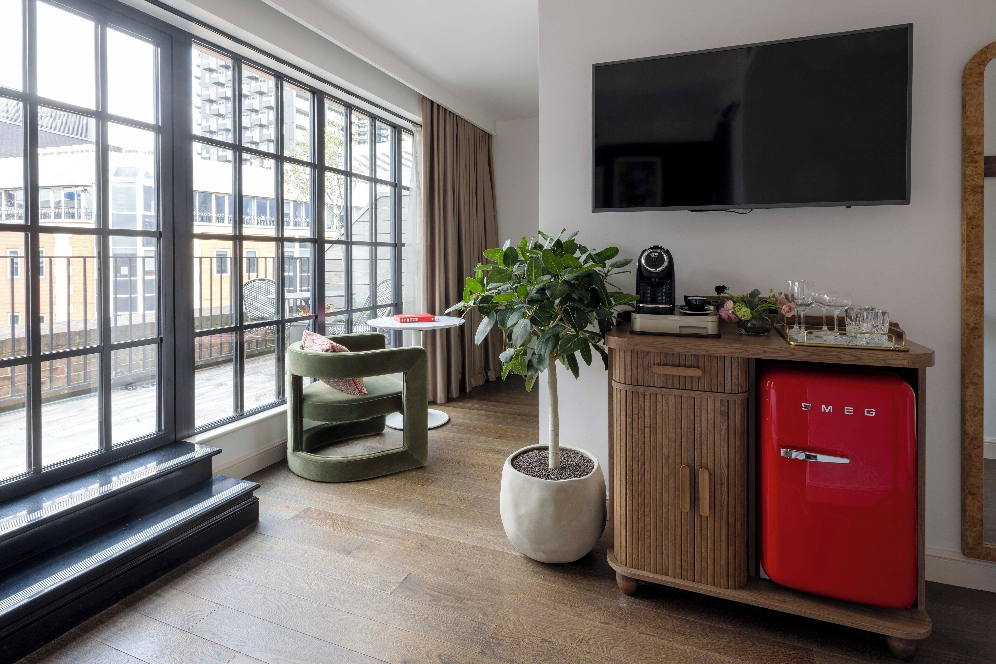 grand chamber queen terrace | living area | 32-inch smart tv with digital channels