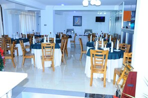 Frühstück, lokale und internationale Küche, Speisen im Freien 