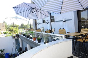 Petit déjeuner et déjeuner servis sur place, restauration en plein air