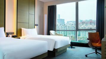 Innside Room River View | Minibar, in-room safe, desk, iron/ironing board