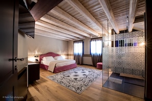 Suite, vue piscine, en mezzanine