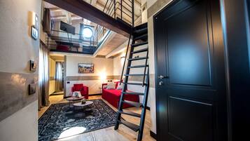 Suite, vista piscina, al piano ammezzato | Minibar, una cassaforte in camera, una scrivania, insonorizzazione