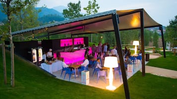 Poolside bar