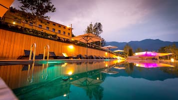 Una piscina al aire libre de temporada, sombrillas