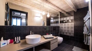Kamar Double | Kamar mandi | Shower, perlengkapan mandi gratis, pengering rambut, dan jubah mandi