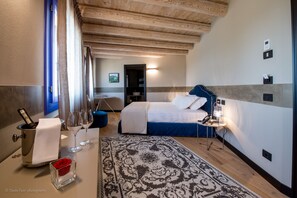 Dobbeltrom | Minibar, safe på rommet, skrivebord og lydisolert