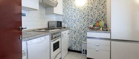 Private kitchen | Fridge, microwave, oven, stovetop