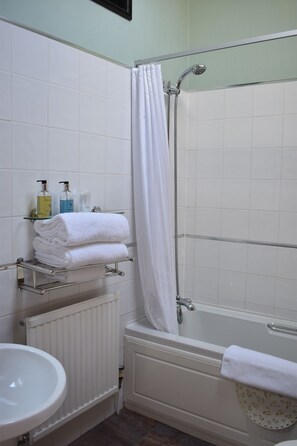 Combined shower/bathtub, free toiletries, hair dryer, towels - At the Farmhouse Hunters Hall (Dereham)
