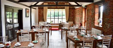 Daily cooked-to-order breakfast (GBP 12.00 per person)