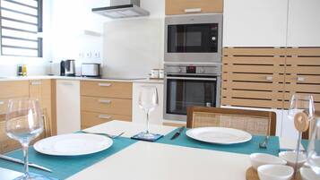 Apartemen Eksekutif, 3 kamar tidur, pemandangan laut | Dapur pribadi | Lemari es besar, microwave, oven, dan mesin pencuci piring