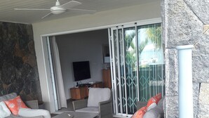 Apartamento ejecutivo, 3 habitaciones, vistas al mar | Terraza o patio