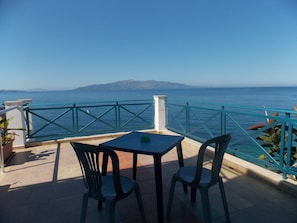 Habitación doble, balcón, vistas a la playa | Balcón