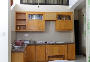 Double Room | Shared kitchen facilities | Fridge, rice cooker, cookware/dishes/utensils - AA Circuit bungalow (Kandy)