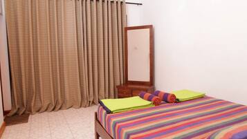 5 bedrooms, desk, bed sheets, wheelchair access