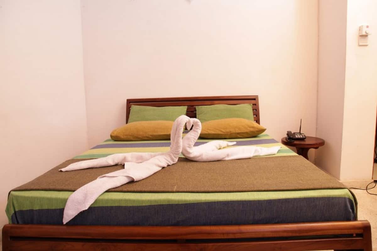 5 bedrooms, desk, bed sheets, wheelchair access