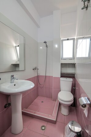 Shower, free toiletries, towels - Hotel Sunrays (Sarandë)