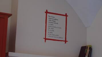 Eine Wand mit einem gerahmten Text auf Spanisch.