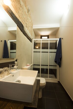 Habitación con 2 camas individuales | Baño | Regadera, amenidades de baño gratuitas, secadora de cabello, toallas