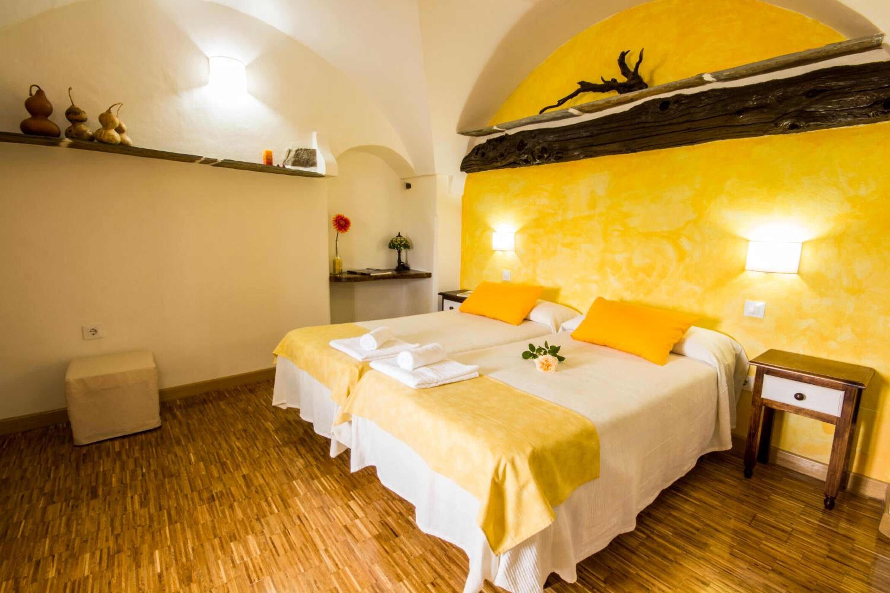 3 bedrooms, desk, free cots/infant beds, rollaway beds