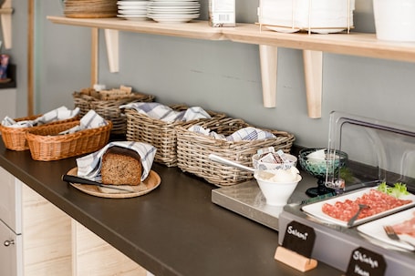Free daily buffet breakfast . Duvan Hotell