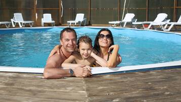 Kolam renang terbuka bermusim