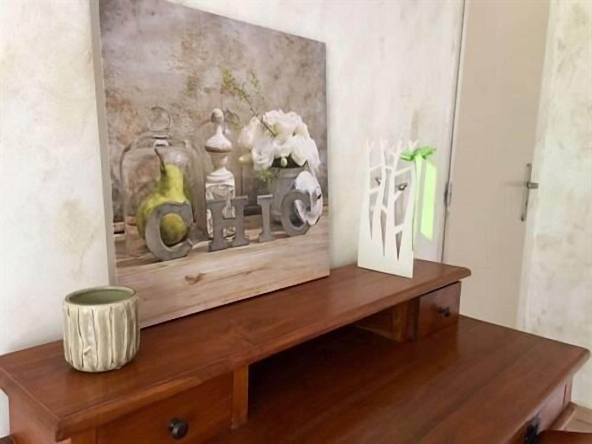 Un banco de madera con una pintura decorativa encima.