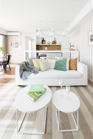 全景公寓, 2 间卧室 | 起居区 | 42-英寸智能电视（配备有线频道）、电视、收费电影