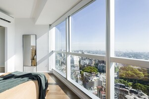Apartamento panorámico, 2 habitaciones | Ropa de cama hipoalergénica, edredones de plumas, caja fuerte