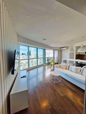 家庭公寓 | 起居区 | 42-英寸智能电视（配备有线频道）、电视、收费电影