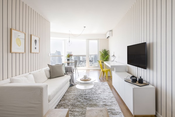 Apartamento superior | Área de estar | Smart TV 42 polegadas com canais a cabo, TV, filmes pagos