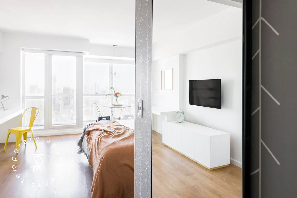 Studio | Hypo-allergenic bedding available, down comforters, in-room safe