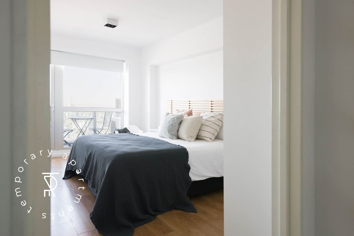 Apartment | Hypo-allergenic bedding available, down comforters, in-room safe