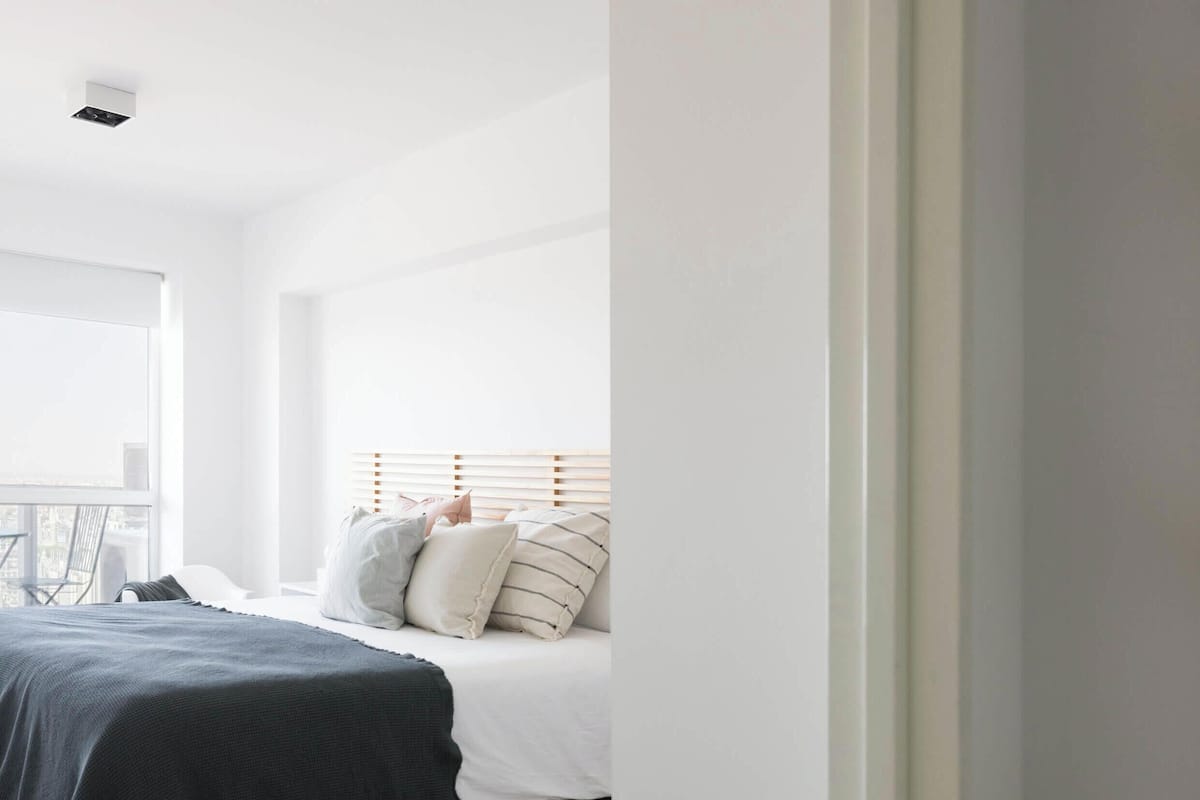 Apartment | Hypo-allergenic bedding available, down comforters, in-room safe